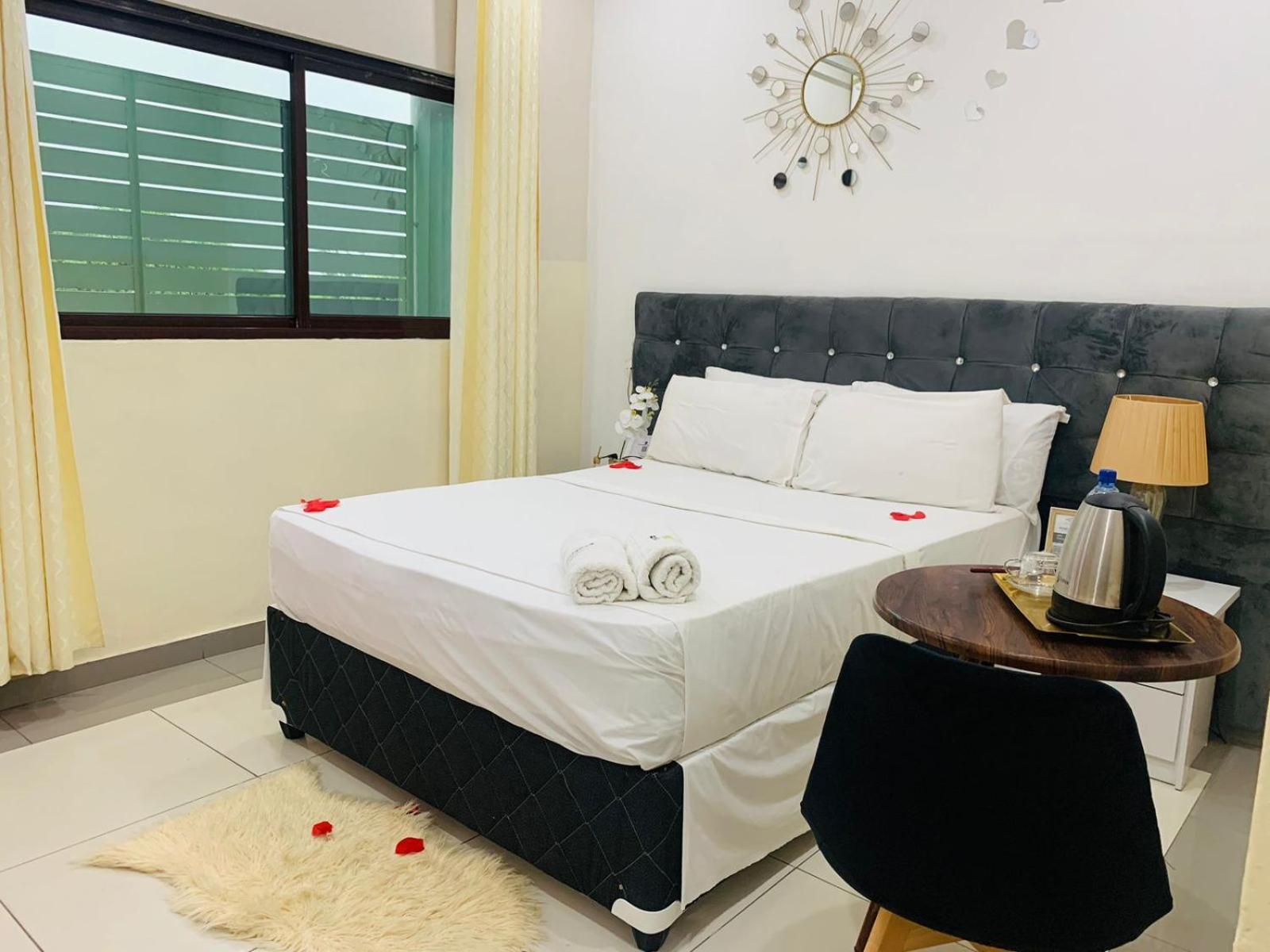 40 40 Accommodation Matola Экстерьер фото